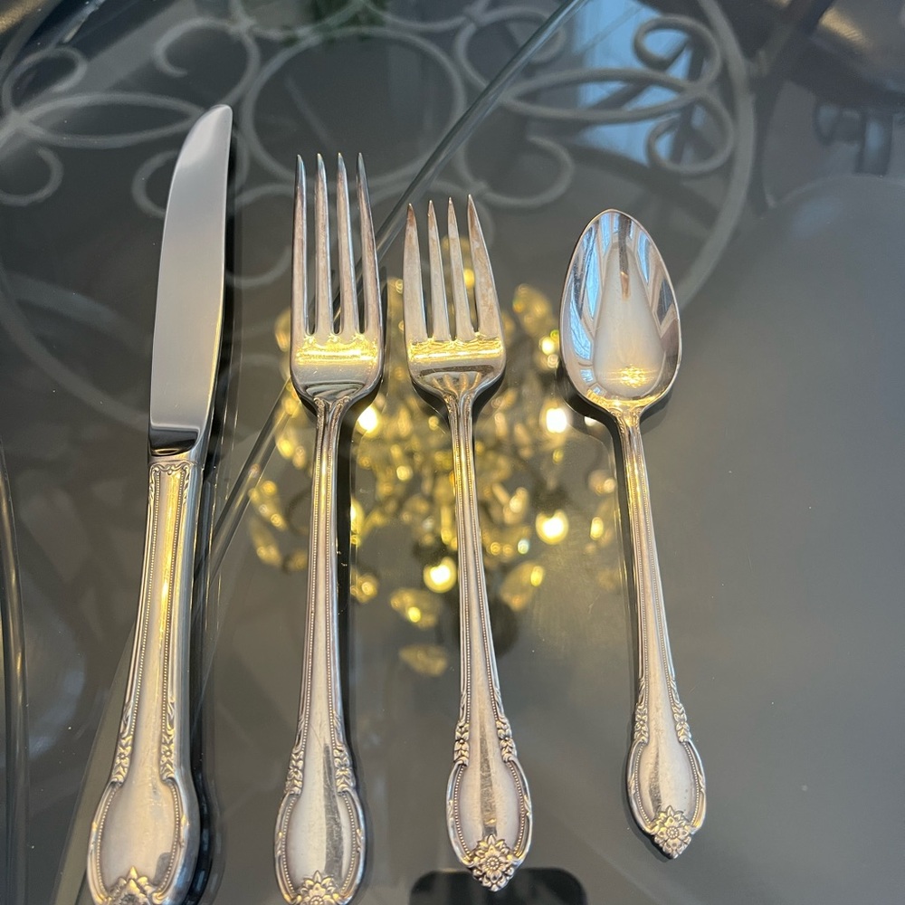 Vintage 1847 ROGERS Bros. "Remembrance"  Elegant Silverware cutlery Set